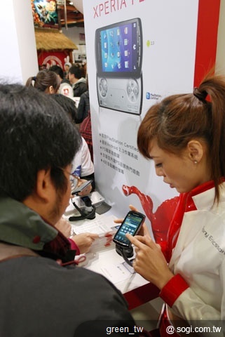 活動現場將由Xperia Angel為消費者親切的解說手機，消費者並可親身體驗