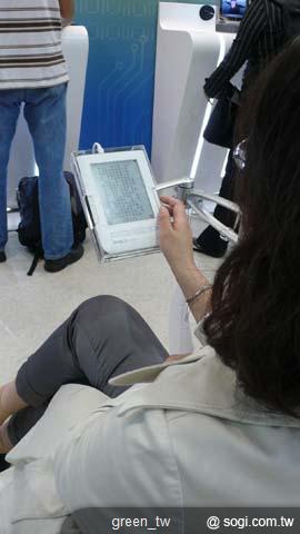 中外旅客將可以在飛閱候機室享受全台第一款具有電子報紙派送服務的中英日文電子書閱讀器BenQ nReader K61