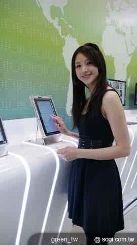 中外旅客將可以在飛閱候機室享受全台第一款具有電子報紙派送服務的中英日文電子書閱讀器BenQ nReader K61