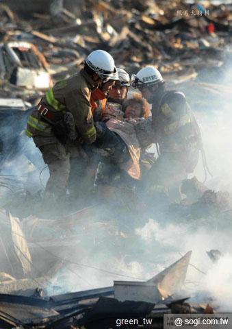 救難人員從災區救出一位老婦人