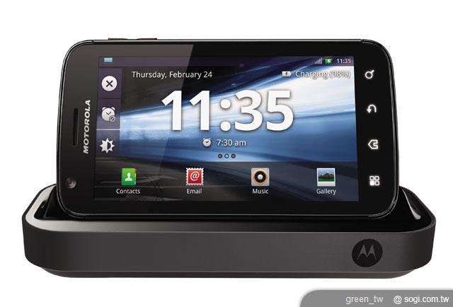 02MOTOROLA ATRIX_搭載了摩托羅拉革命性Webtop應用程式,當手機接上便攜型電腦式底座或多功能型桌面高清多媒體座立即大變身