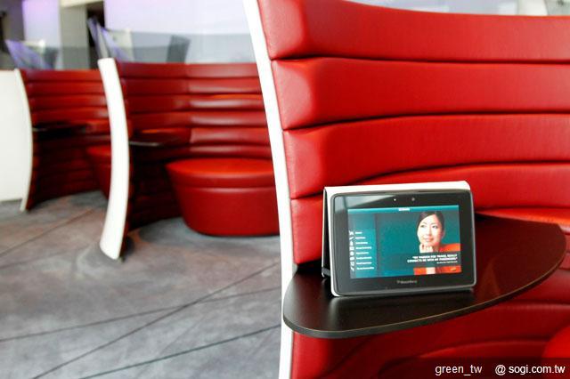 香港機場「爾雅堂」貴賓休息室提供 25 部安裝 CX Mobile 應用程式的 BlackBerry PlayBook