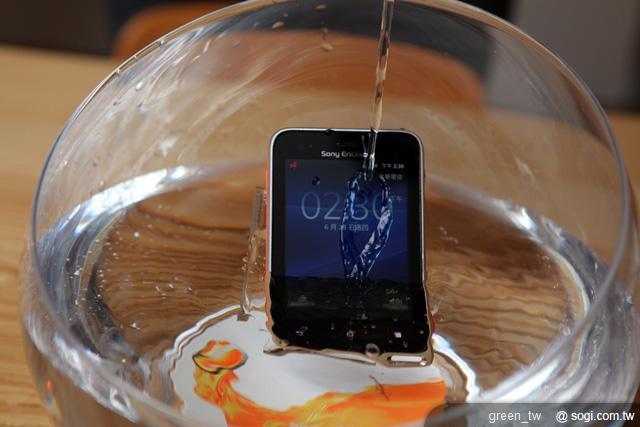 Xperia active 手機可放置在水深一公尺處