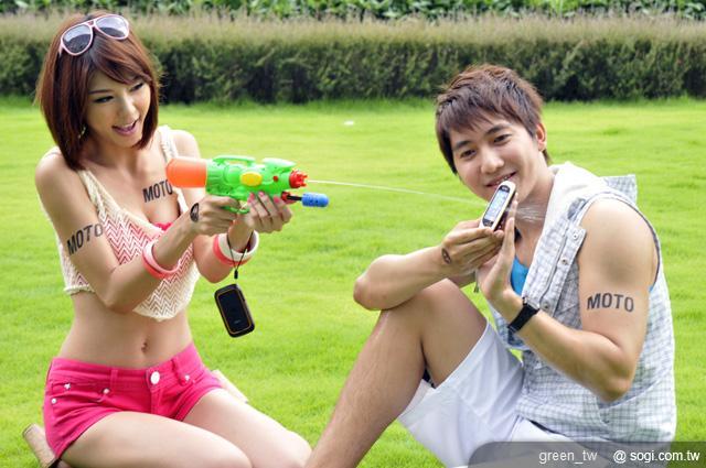 Motorola EX232貼心的OLED雙螢幕設計