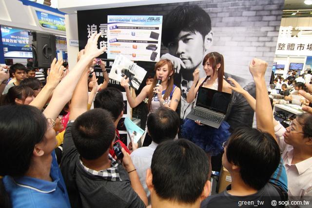 民眾熱鬧關注華碩U系列輕薄筆電